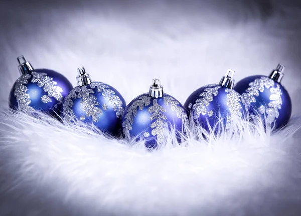Bolas de Natal azul no fundo branco festivo — Fotografia de Stock