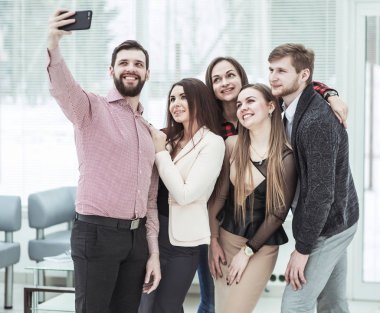 profesyonel iş takım office penceresinde yakınındaki selfie dururken yapma
