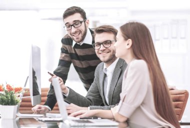 profesyonel iş takım modern ofisindeki bir masanın arkasında oturan yeni bir proje geliştiriyor. profesyonel iş takım modern ofisindeki bir masanın arkasında oturan yeni bir proje geliştiriyor.