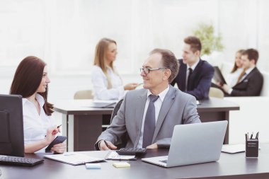 Onun işyerinde yatırım, bütçe ve gelir grafikleri analiz işadamı