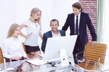 İş ekibi yeni bir iş projesi üzerinde çalışıyor.