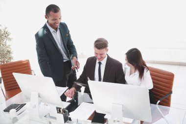 İş ekibi iş yerinde iş belgelerini tartışıyor.