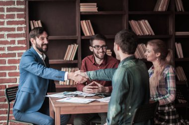 İş ortakları sözleşme tartıştıktan sonra el sallamak