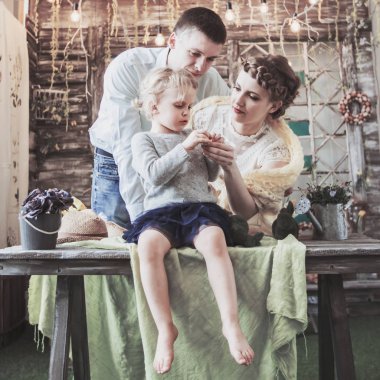 beş yaşındaki kız ve sevgi dolu anne bir hediye düşünüyorsanız