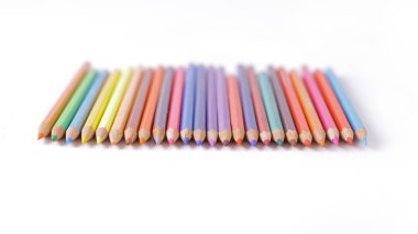 renkli kalemler .isolated bir beyaz dizi