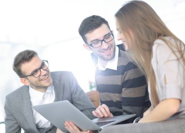 yakın up.the iş takım yeni bir proje tartışıyor