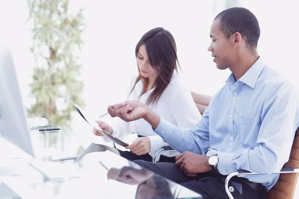 Colegas de negocios discutiendo documentos sentados en Desk — Foto de Stock