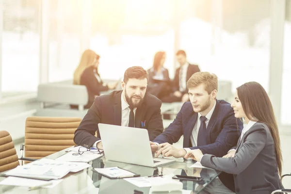 Jistý obchodní tým pracuje na notebooku s finanční záznamy — Stock fotografie