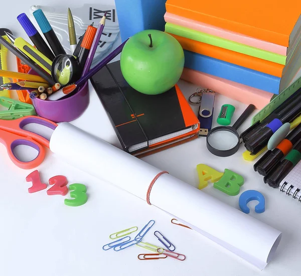 Sluit up.a vel tekenpapier en school supplies geïsoleerd op witte achtergrond — Stockfoto