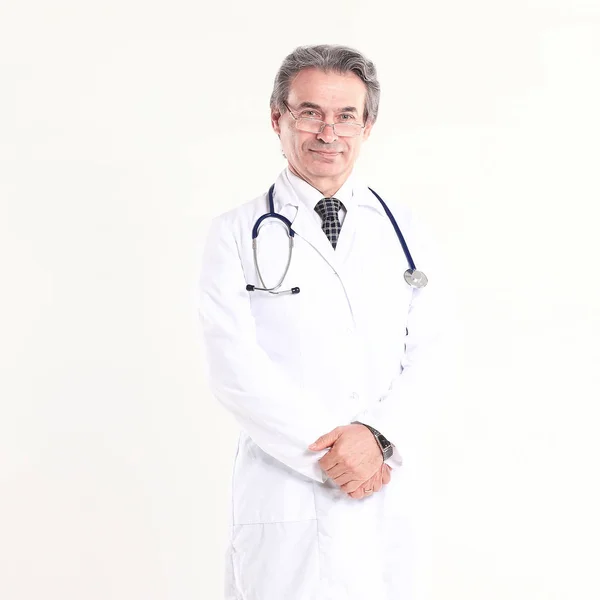 In volledige growth.experienced arts met de stethoscoop .isolated op witte achtergrond — Stockfoto