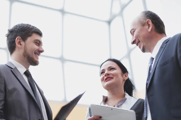 Close up. friendly colleagues talking in the office. — Stock Photo, Image