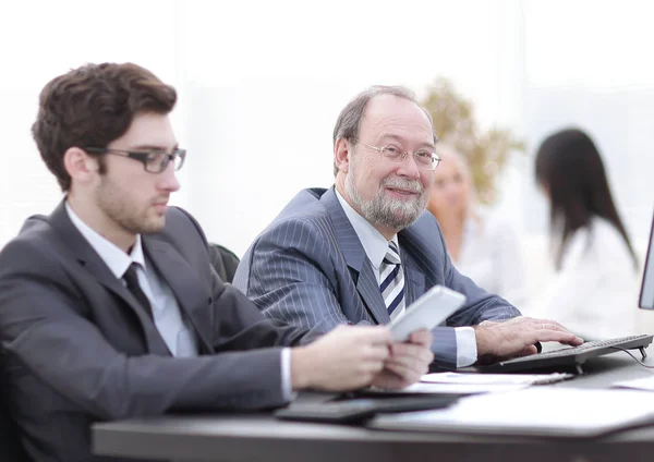 Dos empresarios que trabajan en la oficina. — Foto de Stock