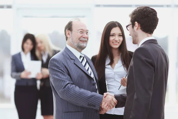 Vítejte a handshake podnikatelů v kanceláři. — Stock fotografie