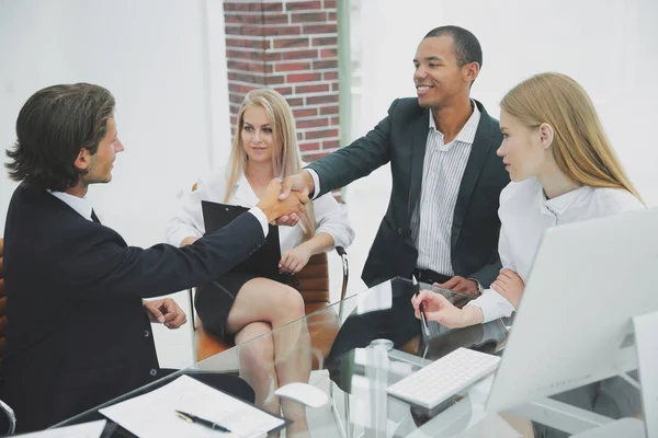 Empresario estrechando la mano del socio después de negociaciones exitosas — Foto de Stock