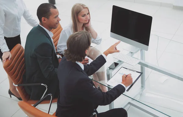 Equipo de negocios discutiendo un nuevo plan de negocios — Foto de Stock