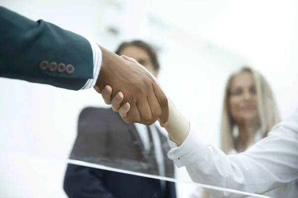 Vista dal basso .handshake donne d'affari con un partner commerciale — Foto Stock