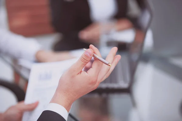 Fecha. imagem turva da equipe de negócios em uma mesa — Fotografia de Stock