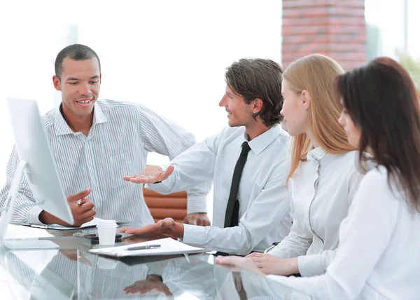 Junge Geschäftsleute arbeiten im Büro am Computer — Stockfoto