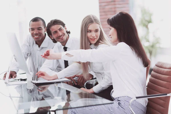 Professionell verksamhet team diskuterar ny information i office — Stockfoto