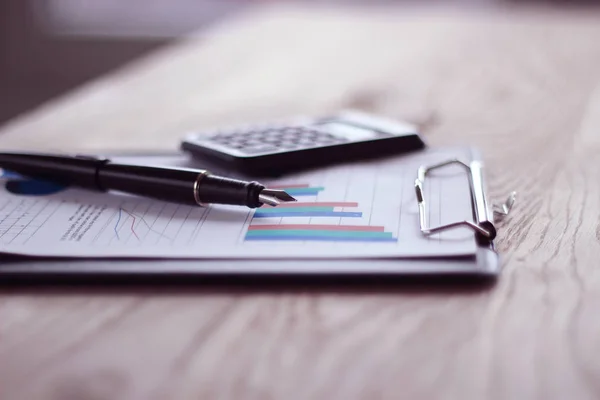 Close-up. pen, rekenmachine en het Klembord op houten tafel. Busines — Stockfoto