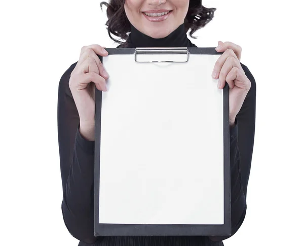 Framgångsrik affärskvinna håller tomt ark .isolated på vit — Stockfoto