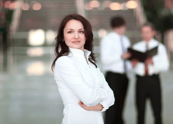 Retrato de confiada mujer de negocios oficina de fondo . — Foto de Stock