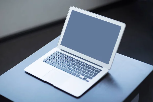 Elegante e di classe, il computer portatile sul posto di lavoro . — Foto Stock