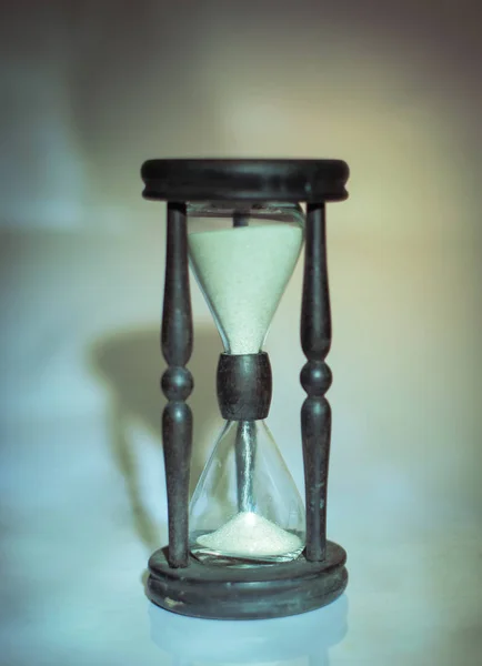Hourglass on dark background.the concept of time — Stock Photo, Image