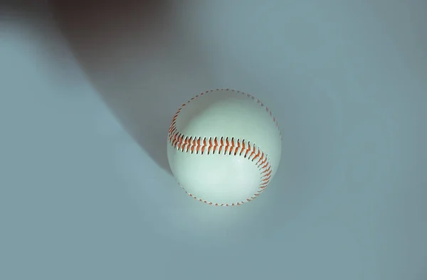 Pelota de béisbol con puntadas rojas .isolated en un blanco —  Fotos de Stock