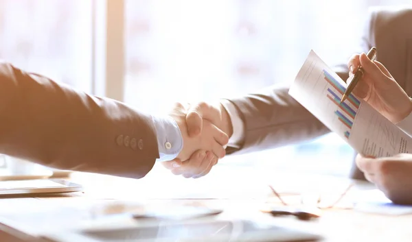 Stäng up.handshake affärspartner vid bordet office — Stockfoto