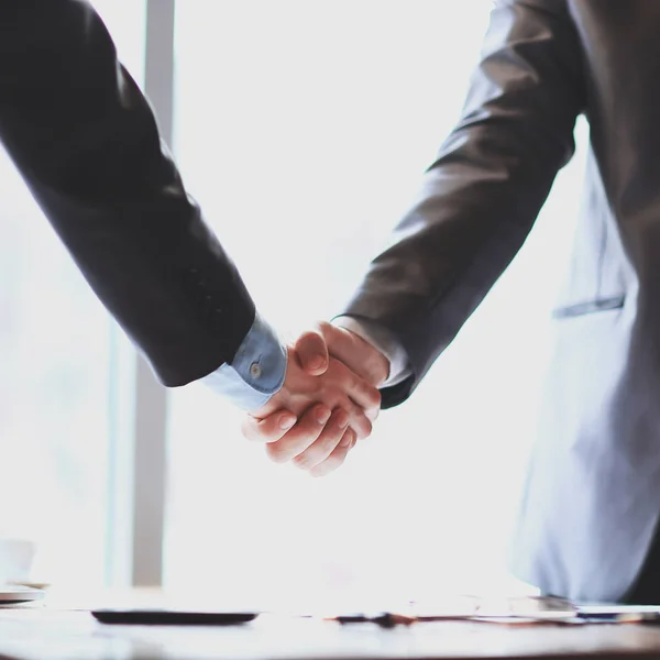 Nära up.confident handslag av affärspartners i office — Stockfoto