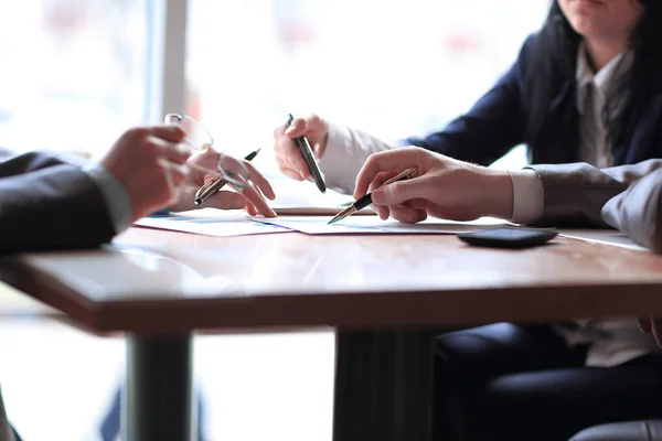 Närbild. Business-team på skrivbordet på kontoret — Stockfoto