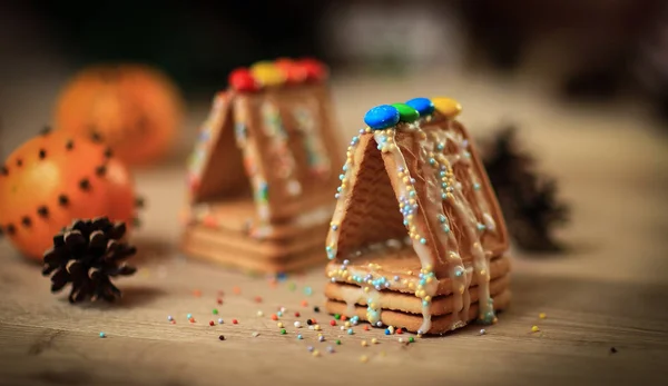 Weihnachtsküche. Hintergrundbild Cookies und Orangen auf der — Stockfoto