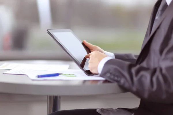 De cerca. hombre de negocios tocando la pantalla de la tableta digital — Foto de Stock