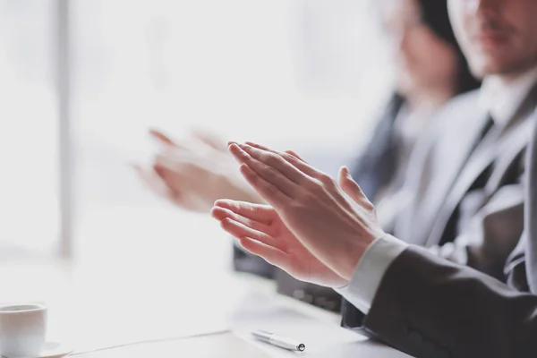 Close-up van mensen uit het bedrijfsleven handen klappen. Werkcollege bedrijfsconcept — Stockfoto