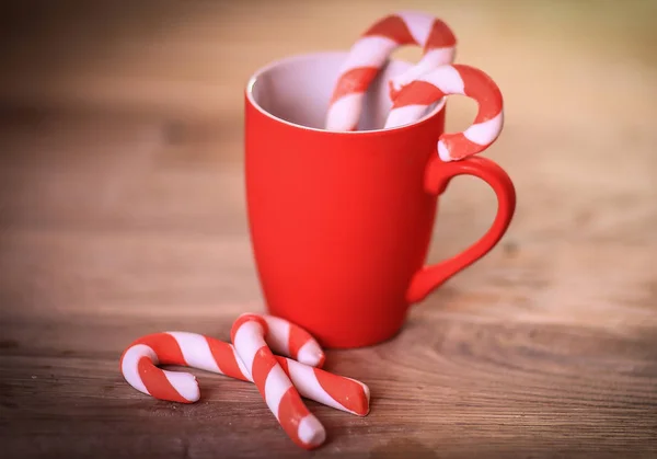 Christmas mug and candle on wooden background — Stock Photo, Image