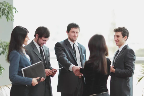 Close up. Geschäftsteam und Geschäftspartner per Handschlag — Stockfoto