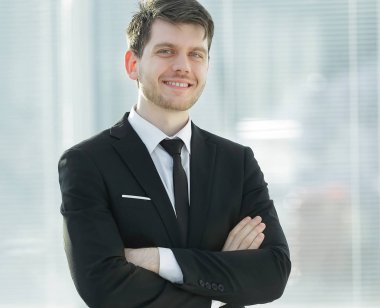 arka plan bulanık Office genç işadamı gülümseyen