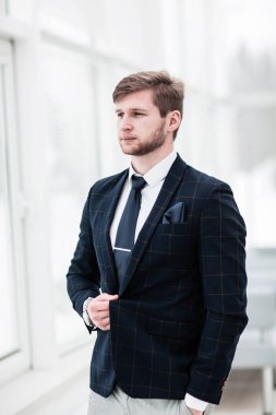 acemi iş iş takım elbiseli adamı pencerenin duruyor, 