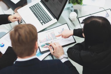 up.business takım mali tabloları analiz kapatın. arka görünüm