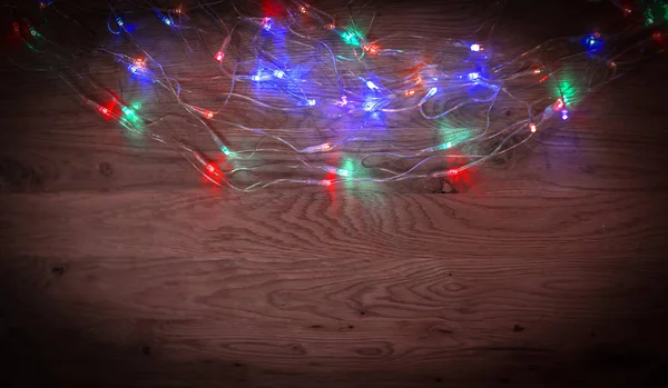 Grinalda árvore de Natal colocado em uma mesa de madeira — Fotografia de Stock