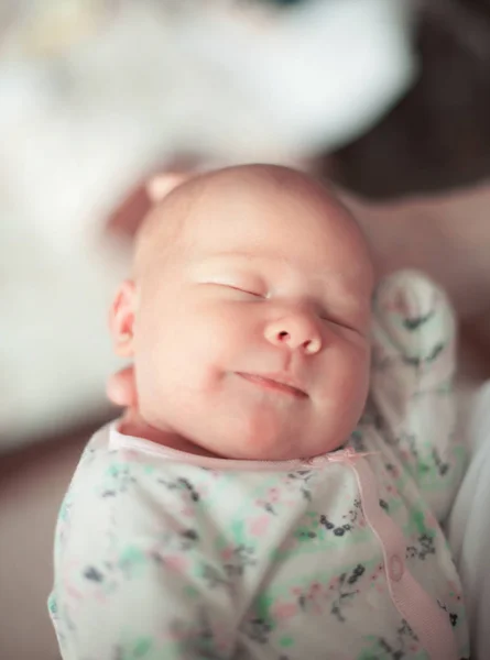 Portret van een slapende pasgeboren baby op handen bij Mama — Stockfoto