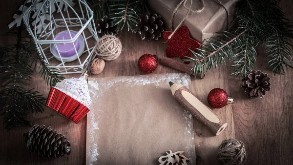 Biglietto di auguri e matita sullo sfondo di Natale. — Foto Stock