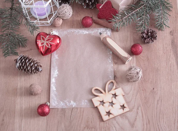 Χριστουγεννιάτικη λευκή κάρτα σε ξύλινο φόντο. στυλ ρετρό. — Φωτογραφία Αρχείου