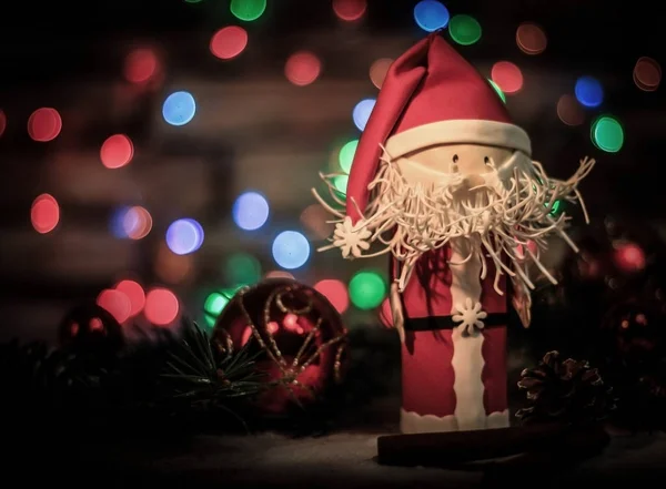 Noel arkaplanındaki oyuncak Noel Baba