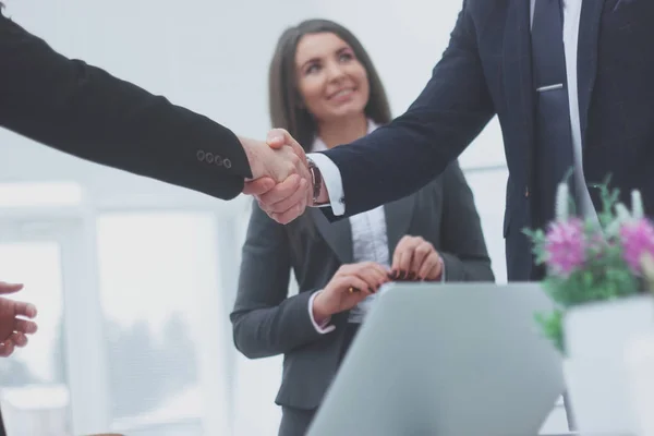 Zavřete up.handshake obchodních partnerů v pozadí úřadu — Stock fotografie
