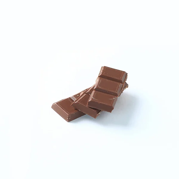 Kawałki mlecznej czekolady z orzechami na białym tle — Zdjęcie stockowe