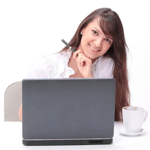 Jovem mulher digitando texto no teclado do laptop — Fotografia de Stock