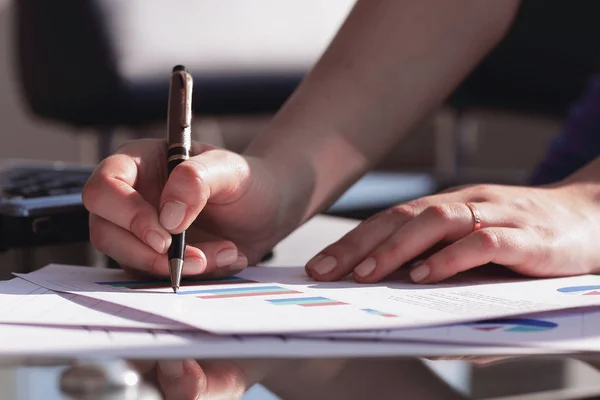 Nahaufnahme. Geschäftsfrau plant finanzielle Ausgaben des Unternehmens — Stockfoto