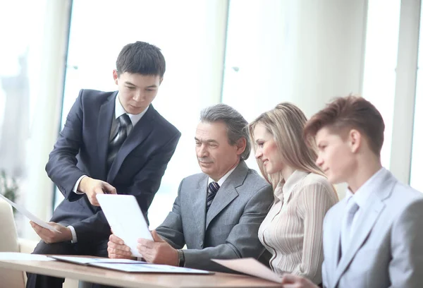 Project Manager en business team een digitaal tablet gebruiken om operationele informatie te verkrijgen — Stockfoto